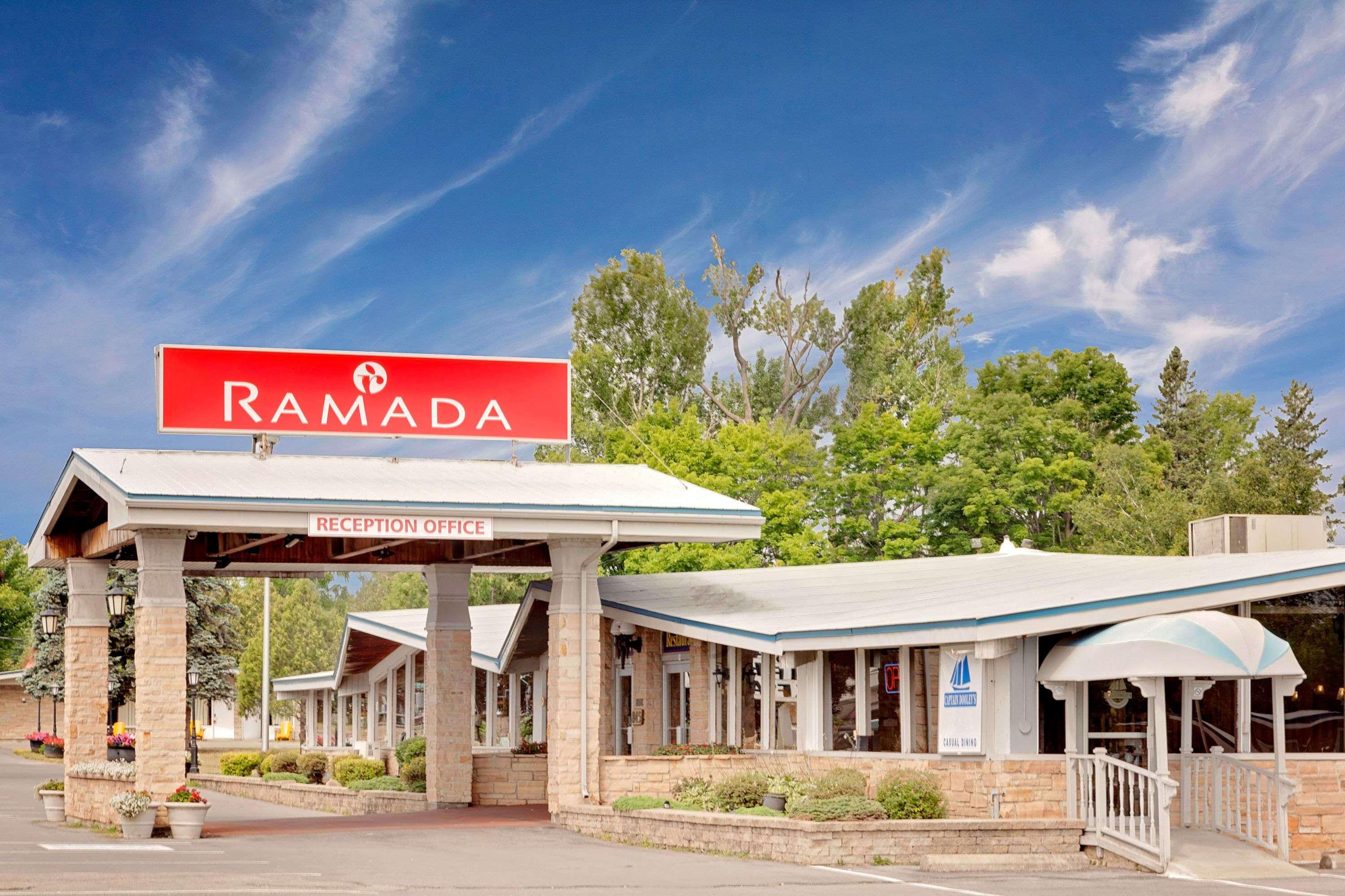 Ramada By Wyndham Gananoque Provincial Inn Dış mekan fotoğraf